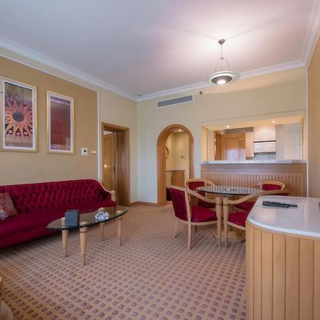 ออฟฟิตเซอร์ คลับ&โฮเต็ล Hotel อาบูดาบี ภายนอก รูปภาพ A suite at the hotel