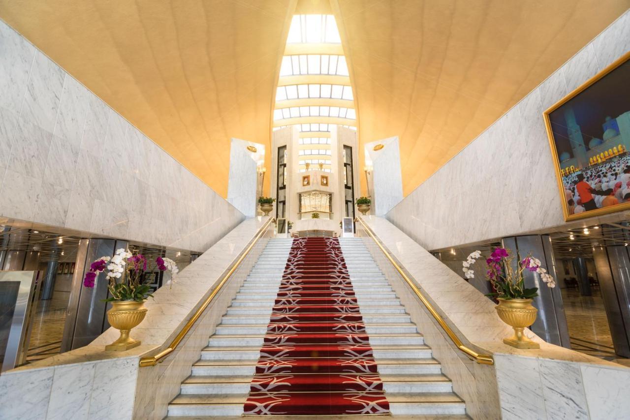 ออฟฟิตเซอร์ คลับ&โฮเต็ล Hotel อาบูดาบี ภายนอก รูปภาพ The staircase of the hotel