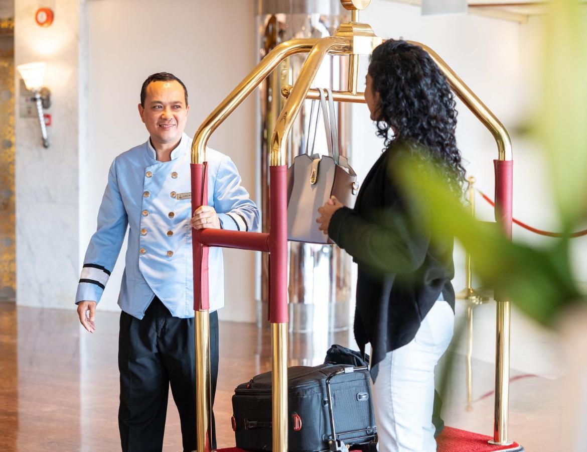 ออฟฟิตเซอร์ คลับ&โฮเต็ล Hotel อาบูดาบี ภายนอก รูปภาพ A bellboy at work