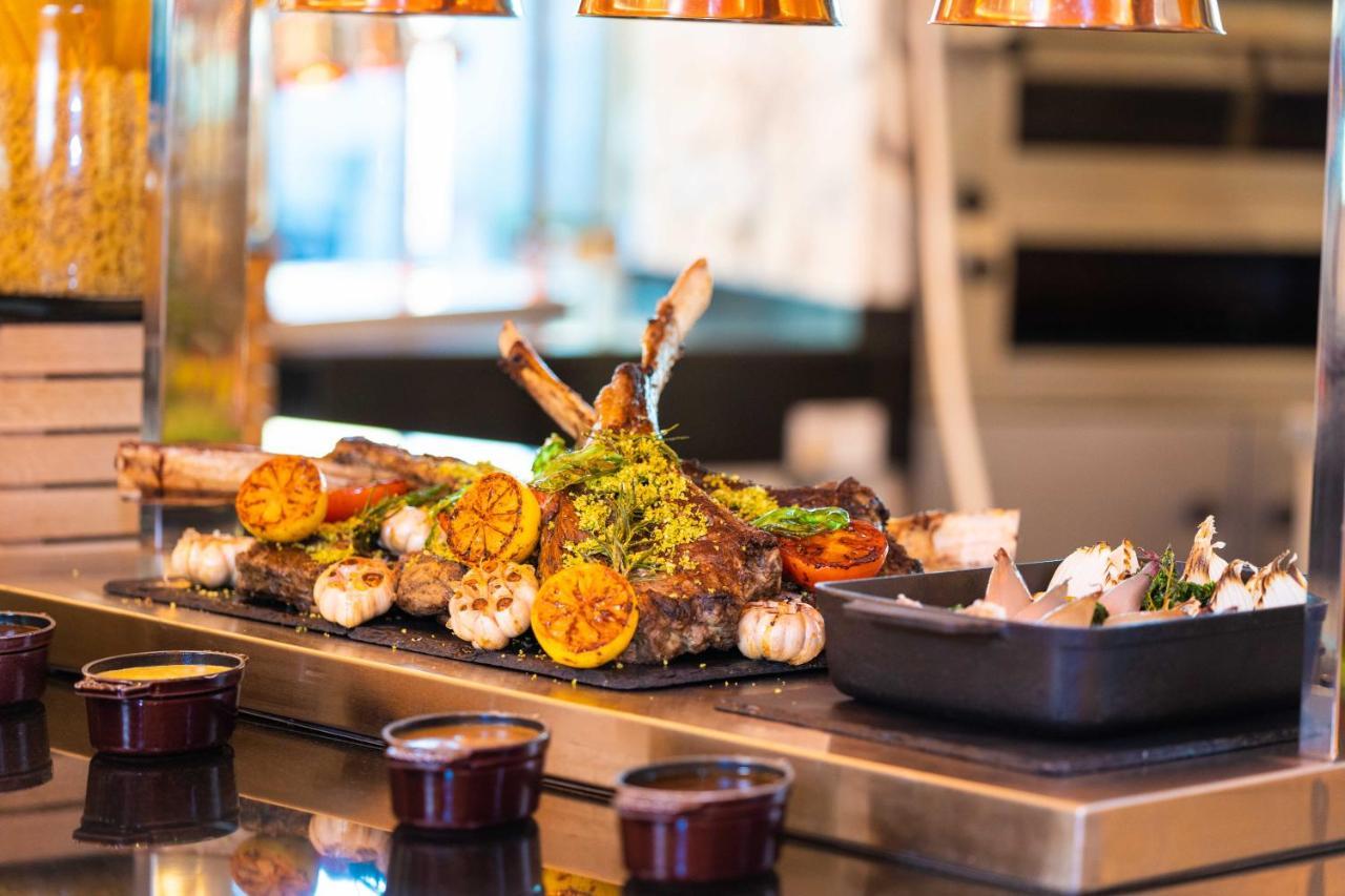 ออฟฟิตเซอร์ คลับ&โฮเต็ล Hotel อาบูดาบี ภายนอก รูปภาพ A selection of grilled meat and vegetables