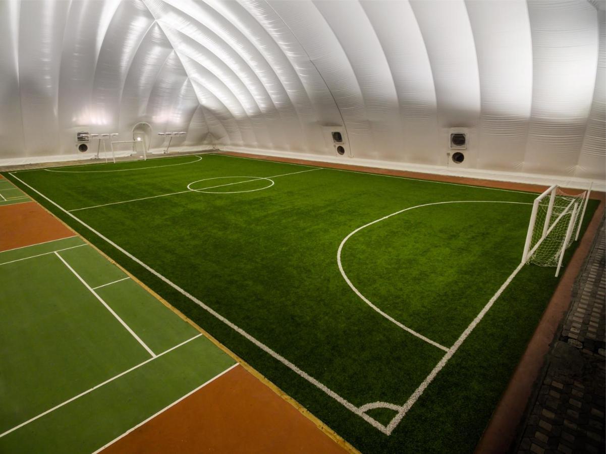 ออฟฟิตเซอร์ คลับ&โฮเต็ล Hotel อาบูดาบี ภายนอก รูปภาพ The indoor football pitch