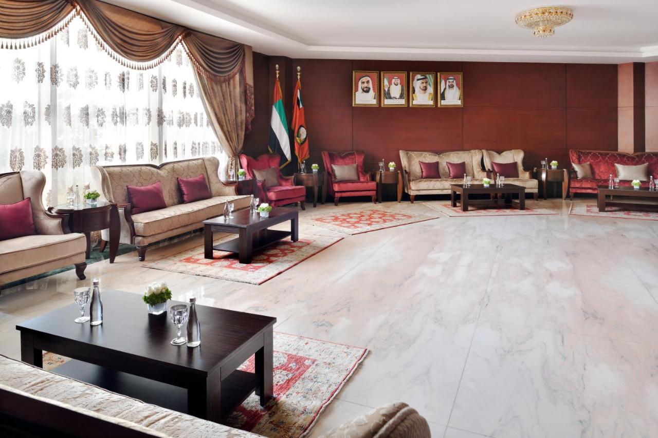 ออฟฟิตเซอร์ คลับ&โฮเต็ล Hotel อาบูดาบี ภายนอก รูปภาพ The interior of the residence