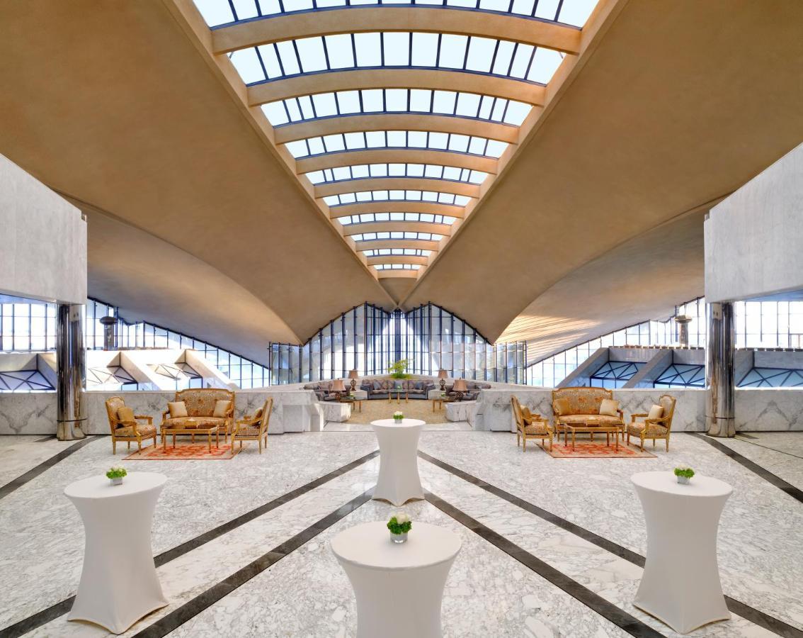 ออฟฟิตเซอร์ คลับ&โฮเต็ล Hotel อาบูดาบี ภายนอก รูปภาพ The lobby of the hotel