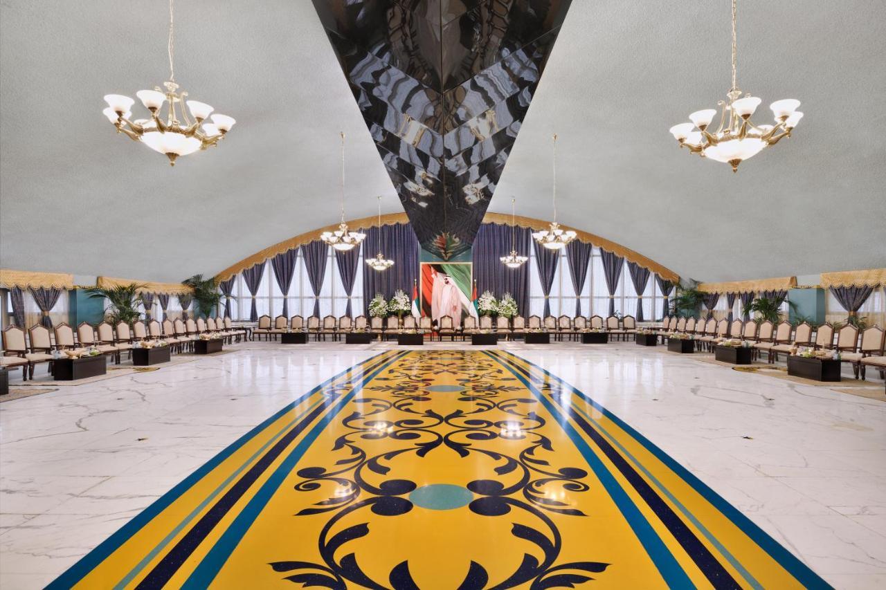 ออฟฟิตเซอร์ คลับ&โฮเต็ล Hotel อาบูดาบี ภายนอก รูปภาพ The interior of the conference hall