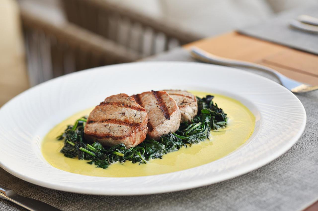 ออฟฟิตเซอร์ คลับ&โฮเต็ล Hotel อาบูดาบี ภายนอก รูปภาพ A plate of chicken with lemon sauce