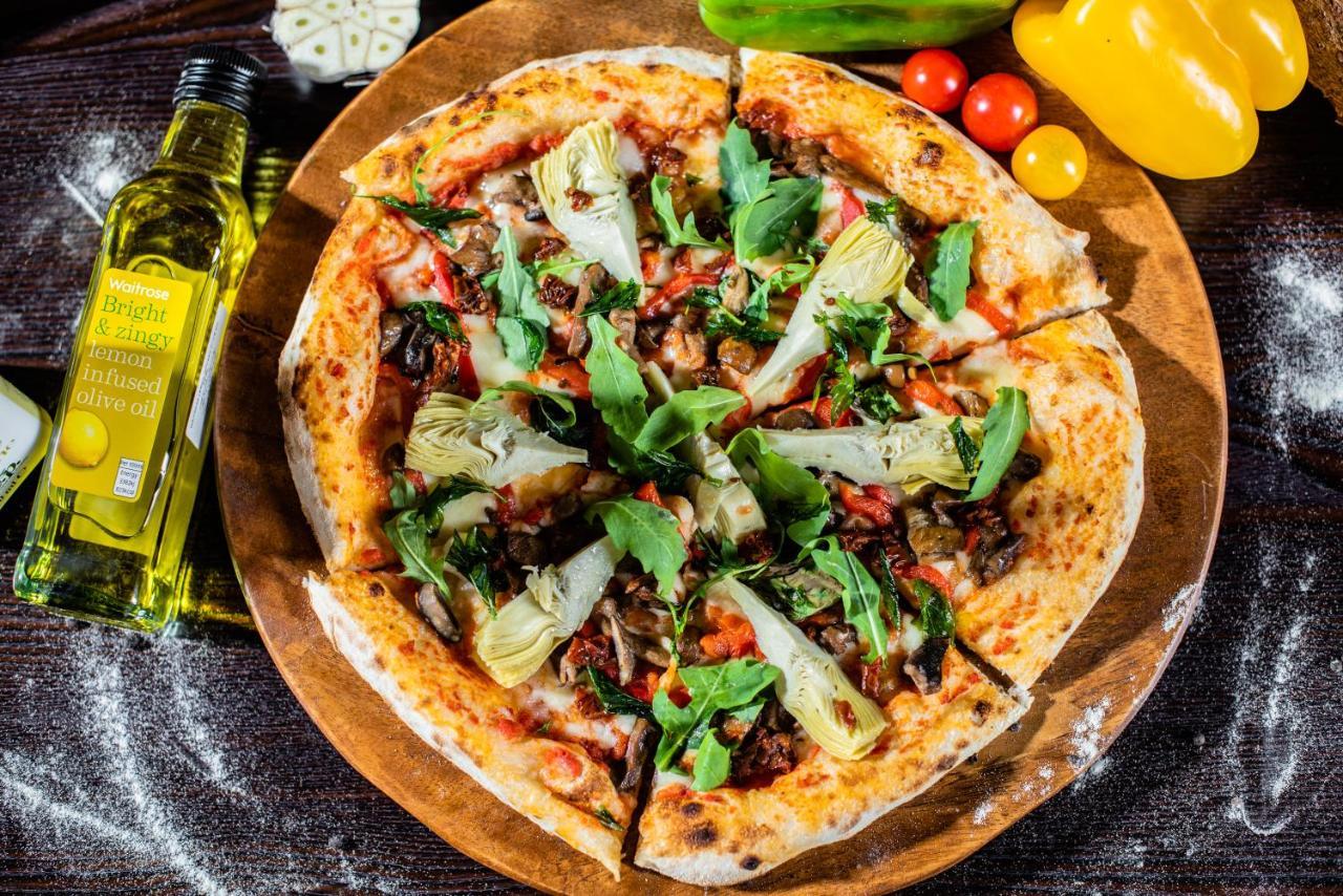 ออฟฟิตเซอร์ คลับ&โฮเต็ล Hotel อาบูดาบี ภายนอก รูปภาพ A vegan pizza