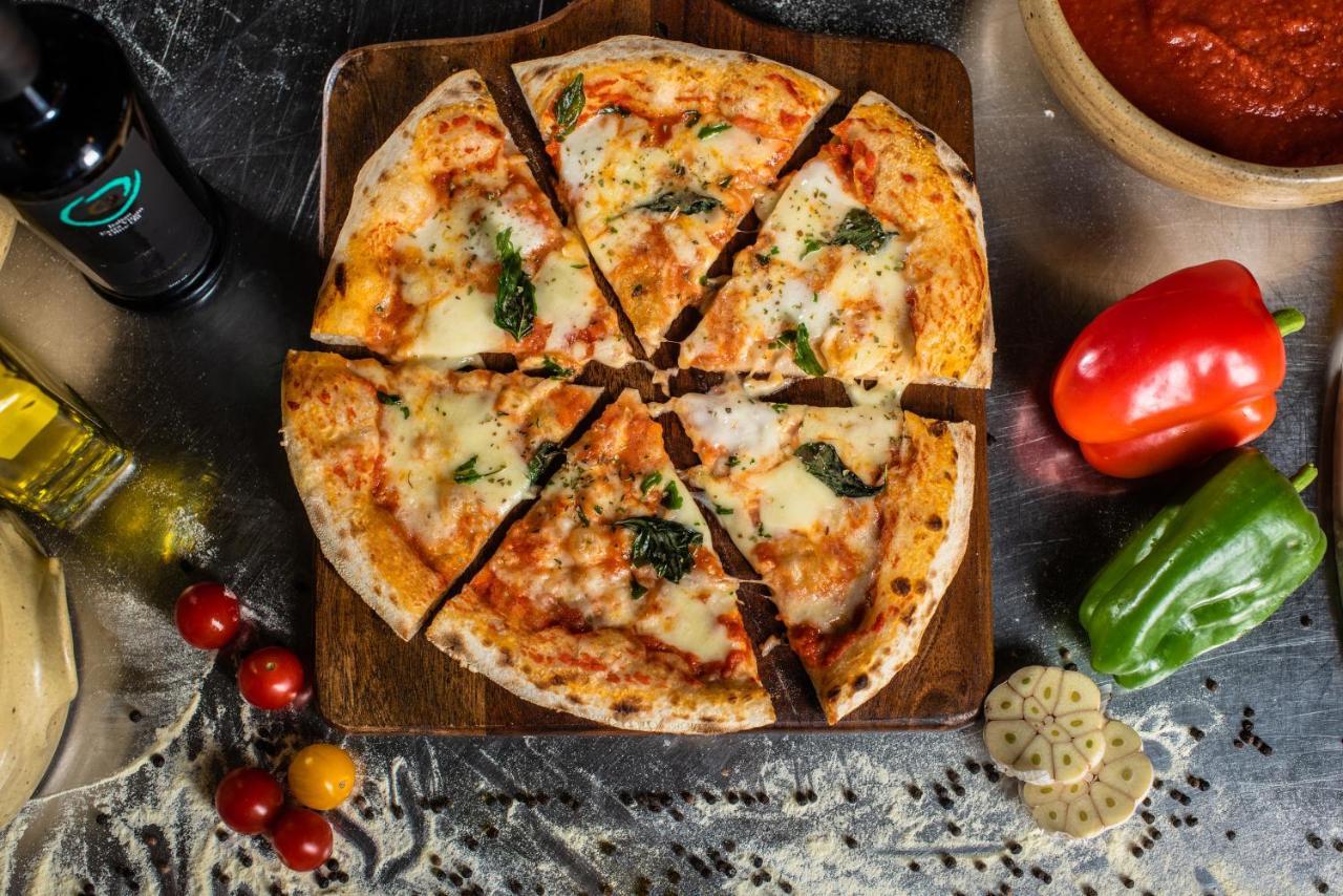 ออฟฟิตเซอร์ คลับ&โฮเต็ล Hotel อาบูดาบี ภายนอก รูปภาพ Pizza