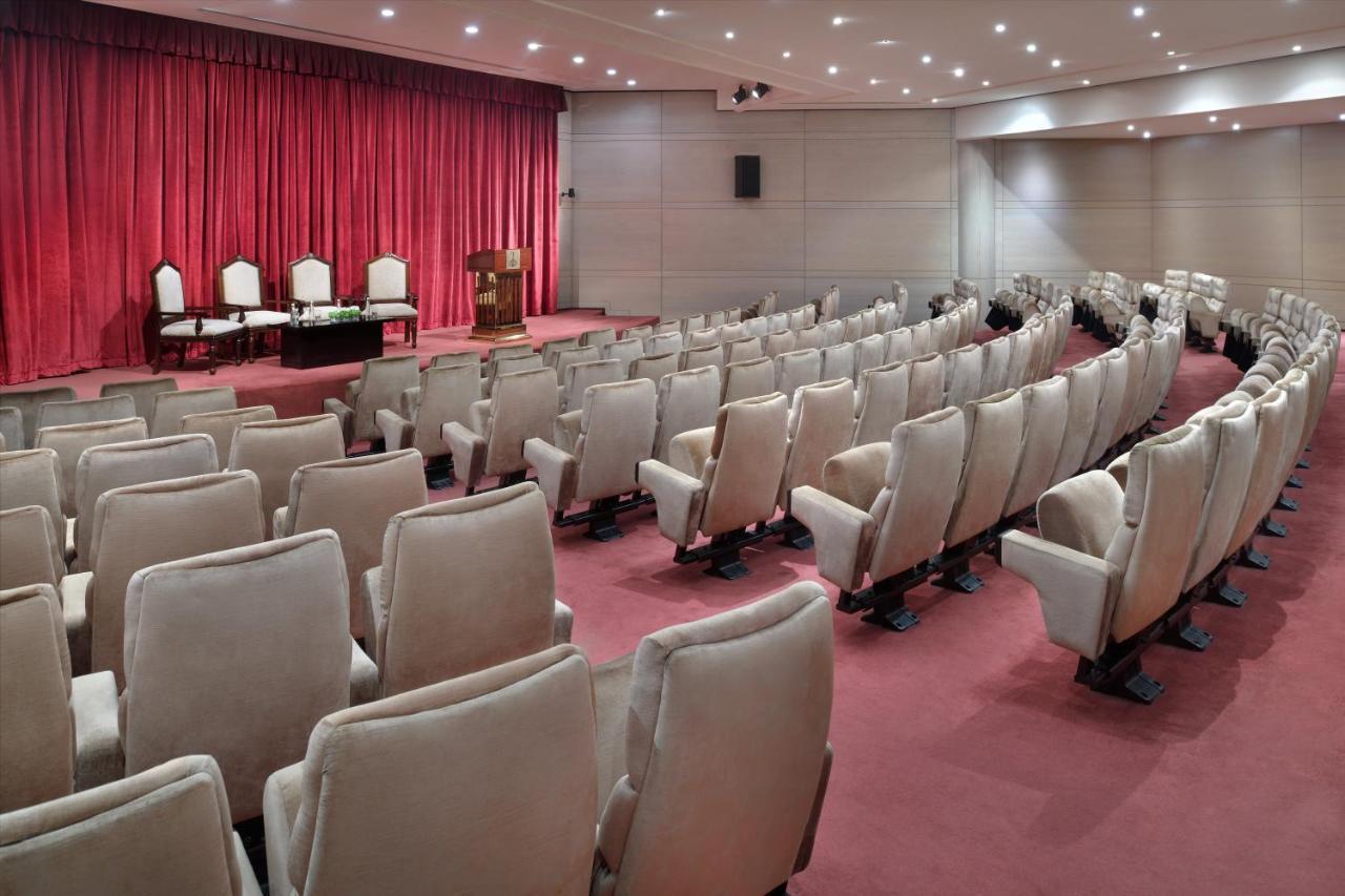 ออฟฟิตเซอร์ คลับ&โฮเต็ล Hotel อาบูดาบี ภายนอก รูปภาพ The main auditorium