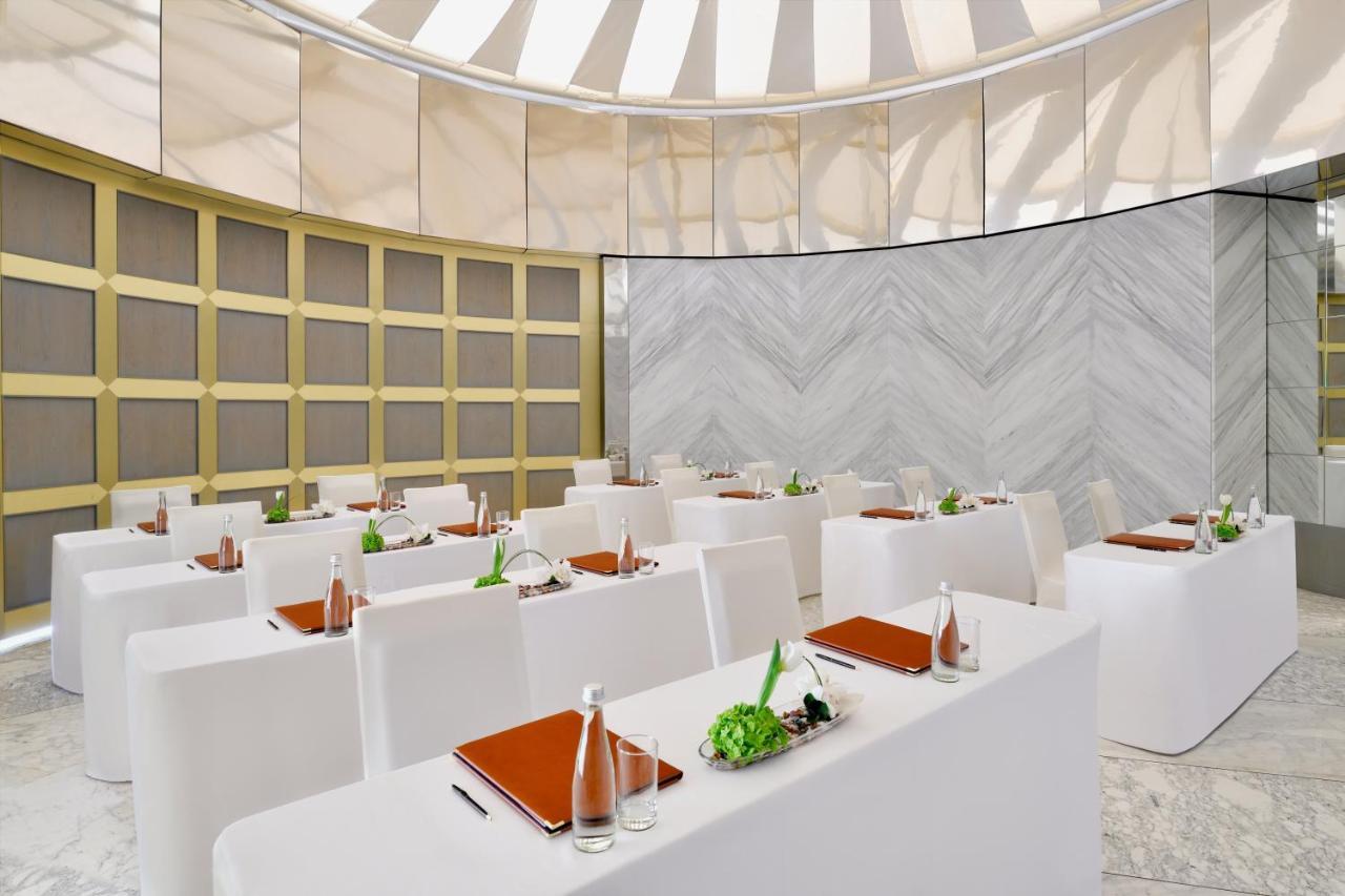ออฟฟิตเซอร์ คลับ&โฮเต็ล Hotel อาบูดาบี ภายนอก รูปภาพ The meeting room