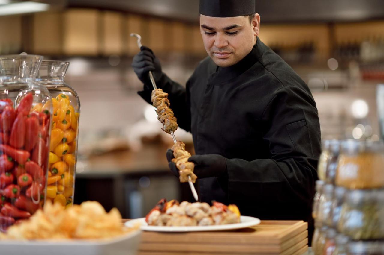 ออฟฟิตเซอร์ คลับ&โฮเต็ล Hotel อาบูดาบี ภายนอก รูปภาพ A chef preparing food