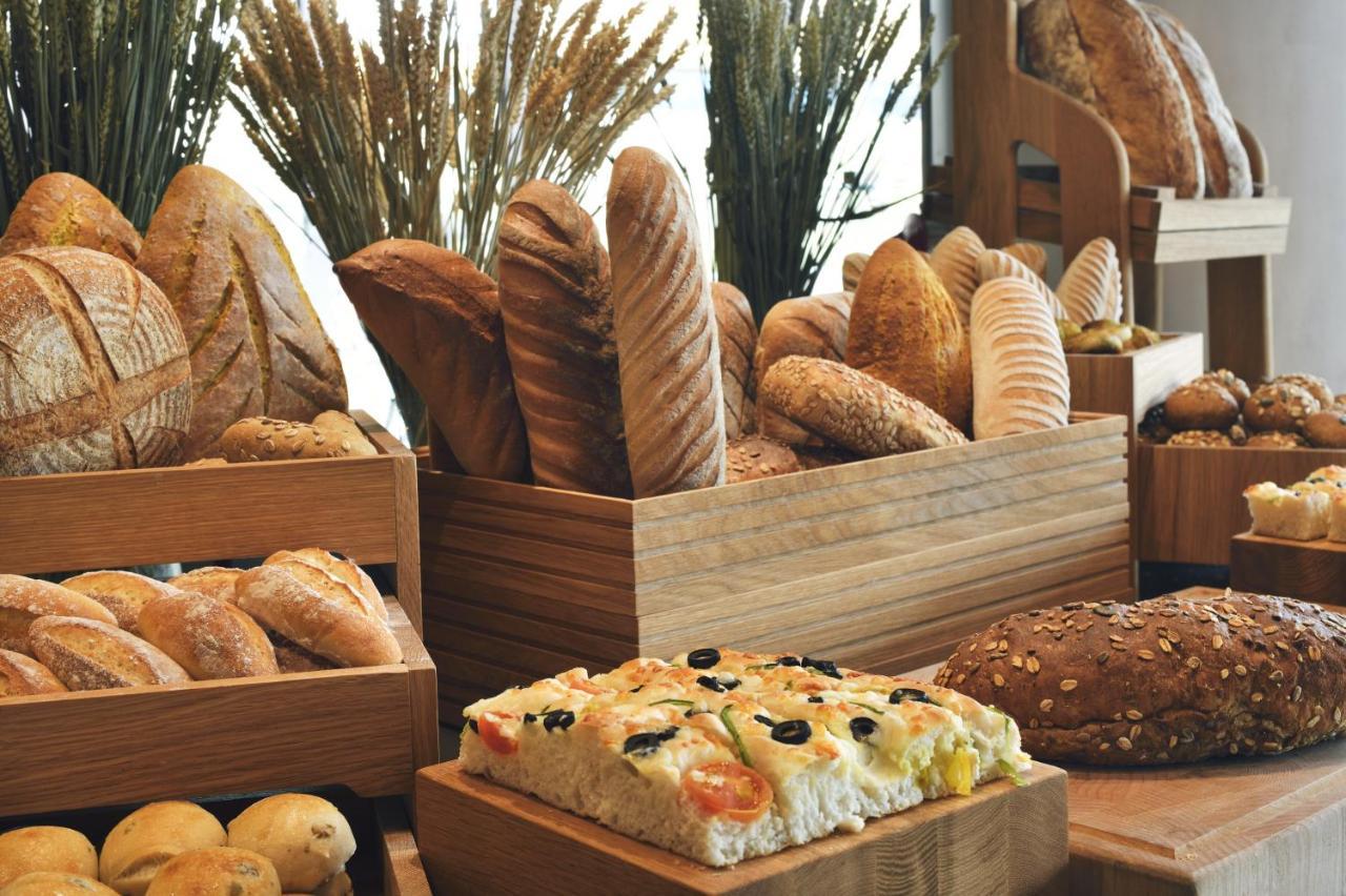 ออฟฟิตเซอร์ คลับ&โฮเต็ล Hotel อาบูดาบี ภายนอก รูปภาพ Bread