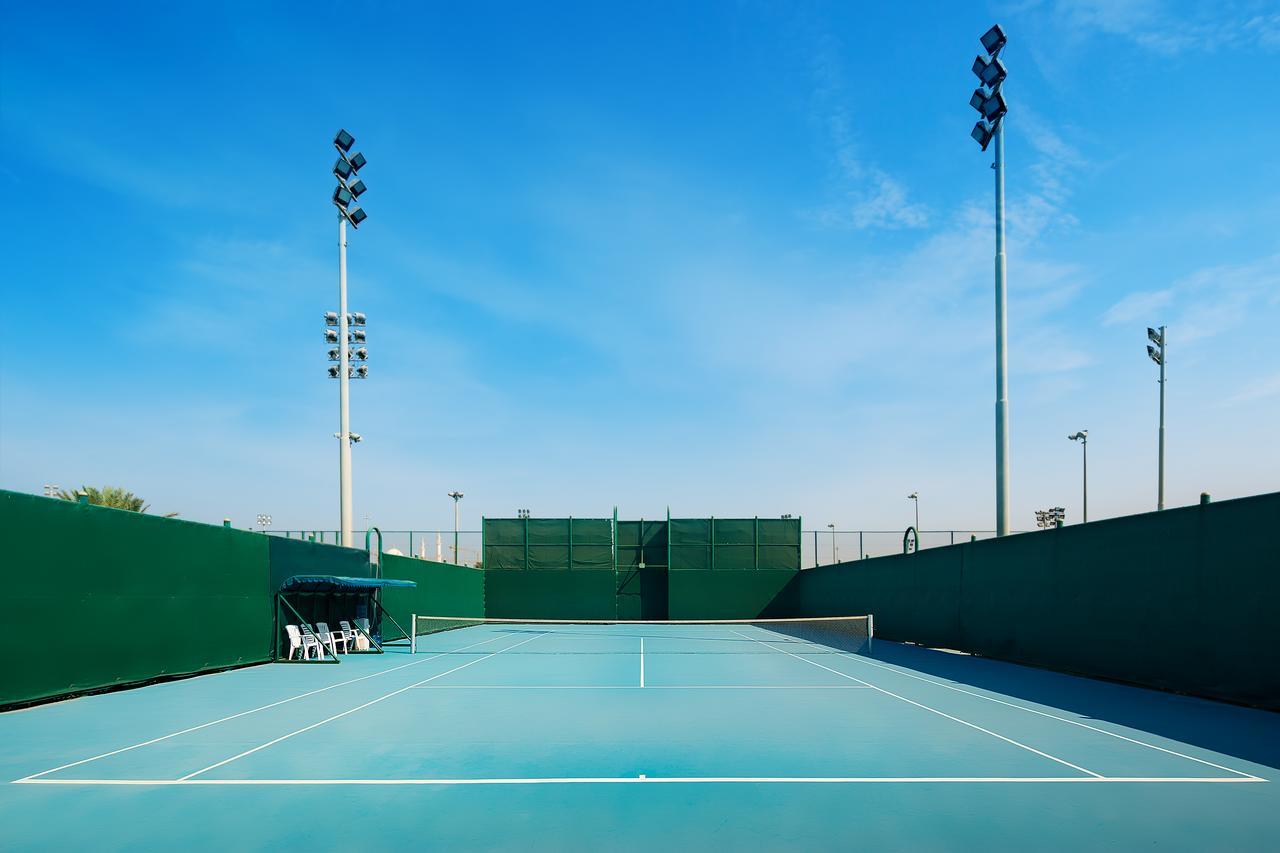 ออฟฟิตเซอร์ คลับ&โฮเต็ล Hotel อาบูดาบี ภายนอก รูปภาพ Tennis court at the complex