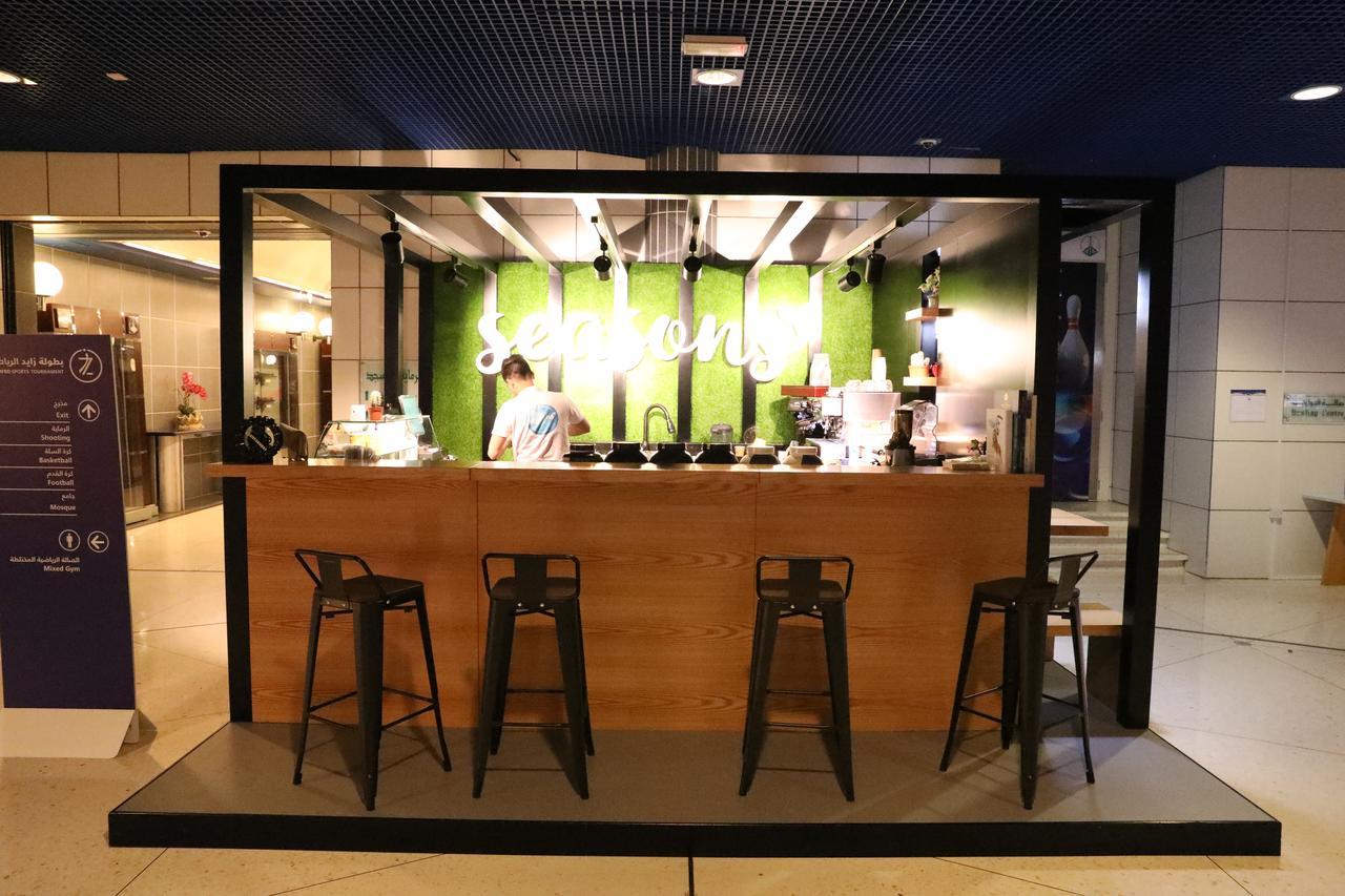 ออฟฟิตเซอร์ คลับ&โฮเต็ล Hotel อาบูดาบี ภายนอก รูปภาพ Open kitchen at the restaurant