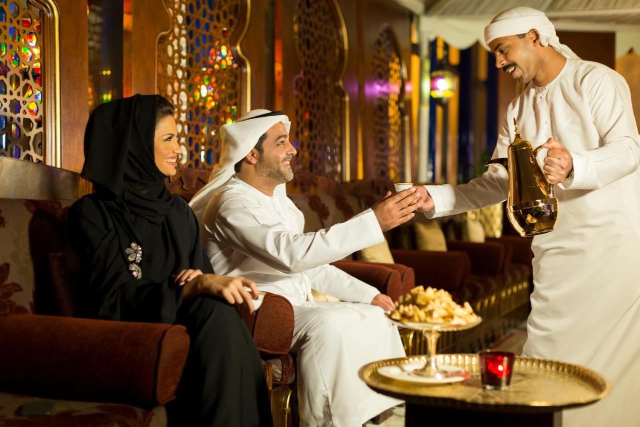 ออฟฟิตเซอร์ คลับ&โฮเต็ล Hotel อาบูดาบี ภายนอก รูปภาพ A coffee shop in the United Arab Emirates