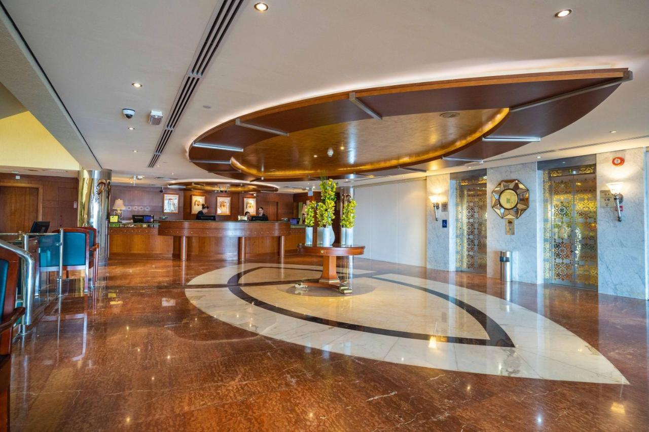 ออฟฟิตเซอร์ คลับ&โฮเต็ล Hotel อาบูดาบี ภายนอก รูปภาพ The lobby of the hotel
